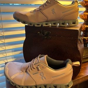 On clouds waterproof size 9 NEVER WORN
